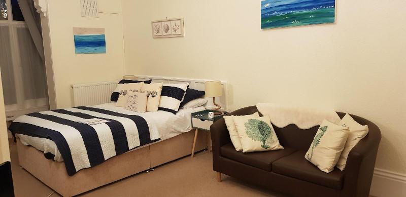 Rose Court Holiday Apartments image