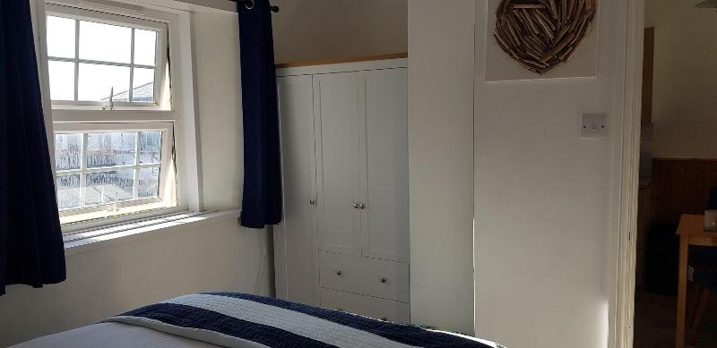 Rose Court Holiday Apartments image
