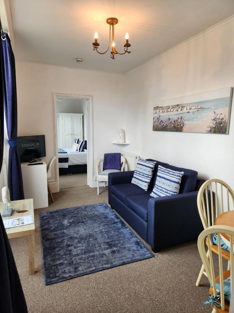 Rose Court Holiday Apartments image