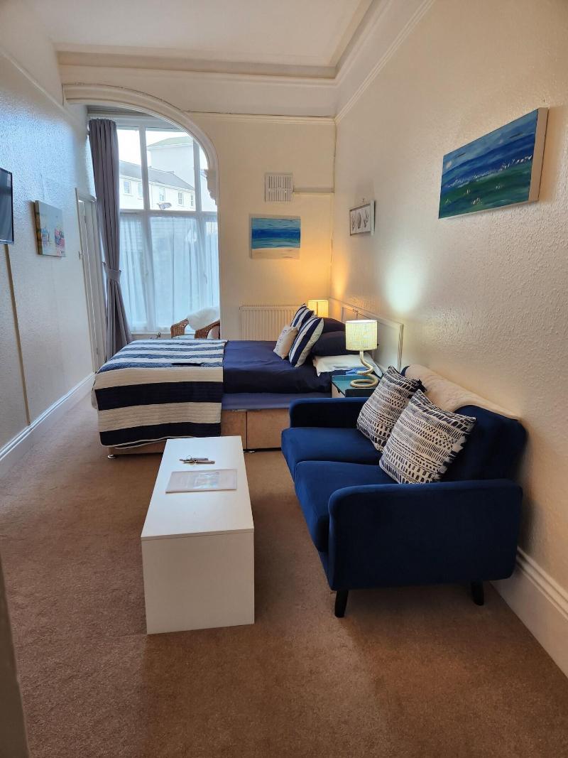 Rose Court Holiday Apartments image