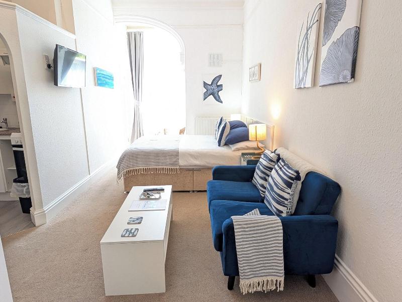 Rose Court Holiday Apartments image