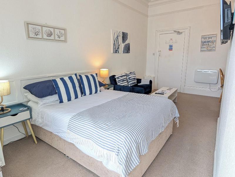 Rose Court Holiday Apartments image