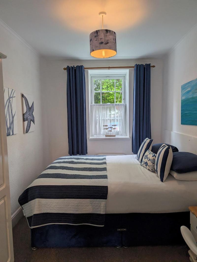 Rose Court Holiday Apartments image