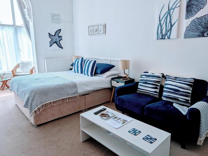 Rose Court Holiday Apartments image