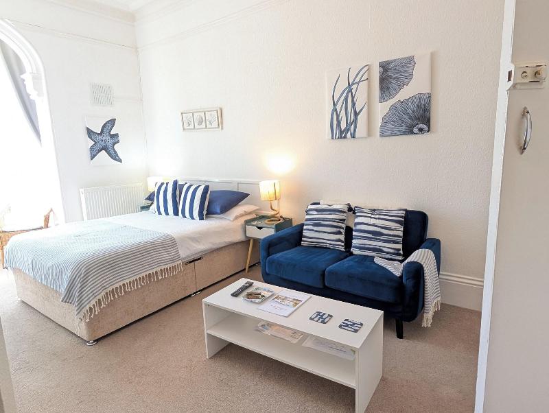 Rose Court Holiday Apartments image