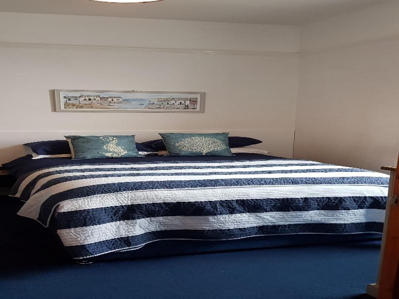 Rose Court Holiday Apartments image
