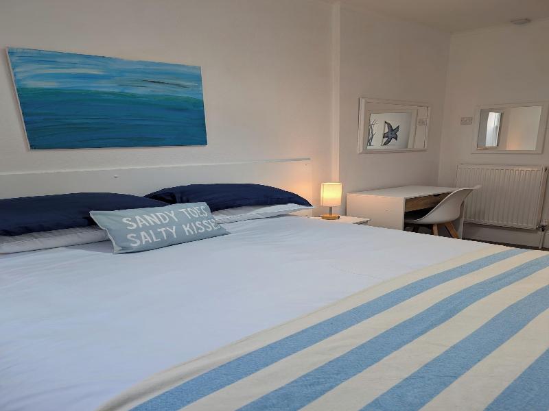 Rose Court Holiday Apartments image