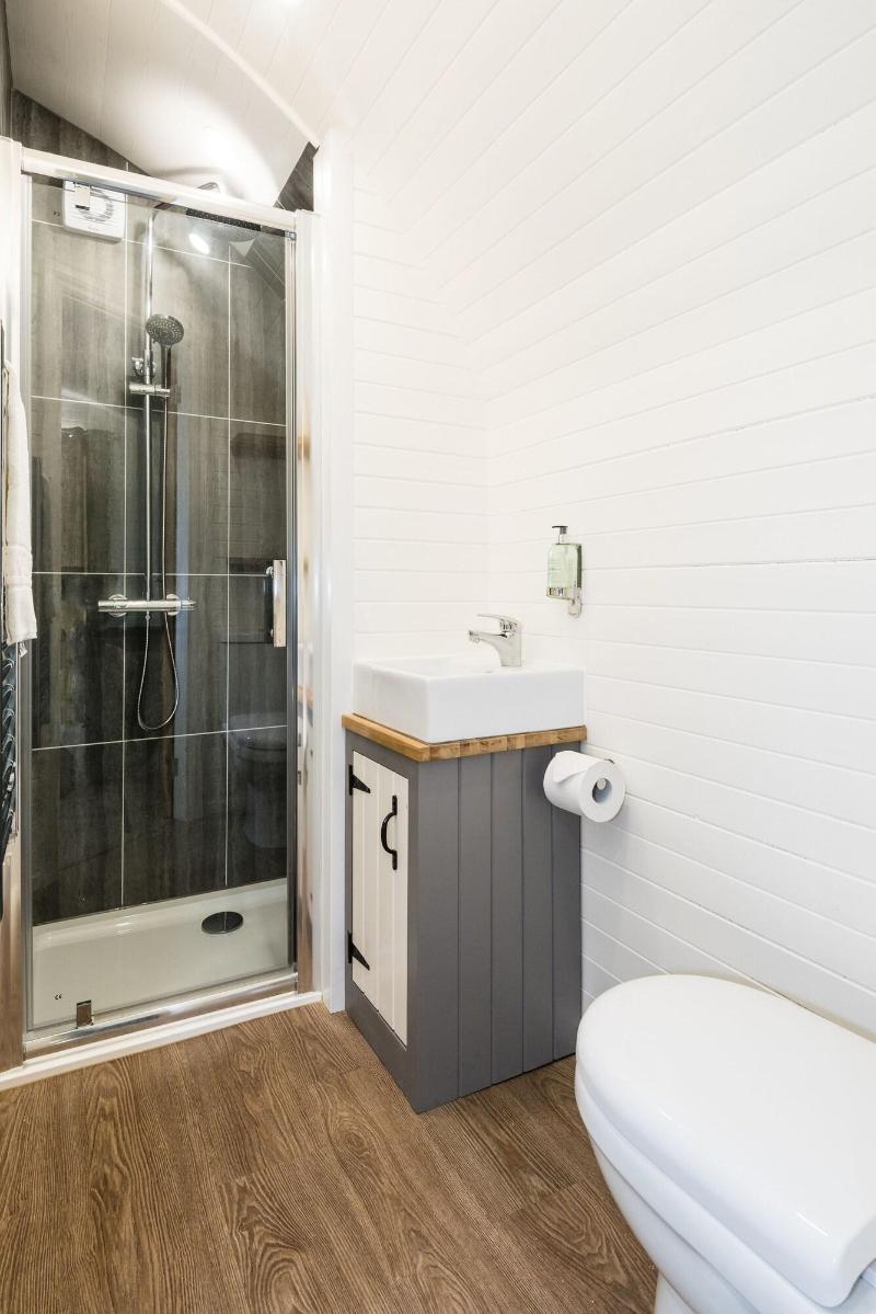 Weedingshall Lodges image