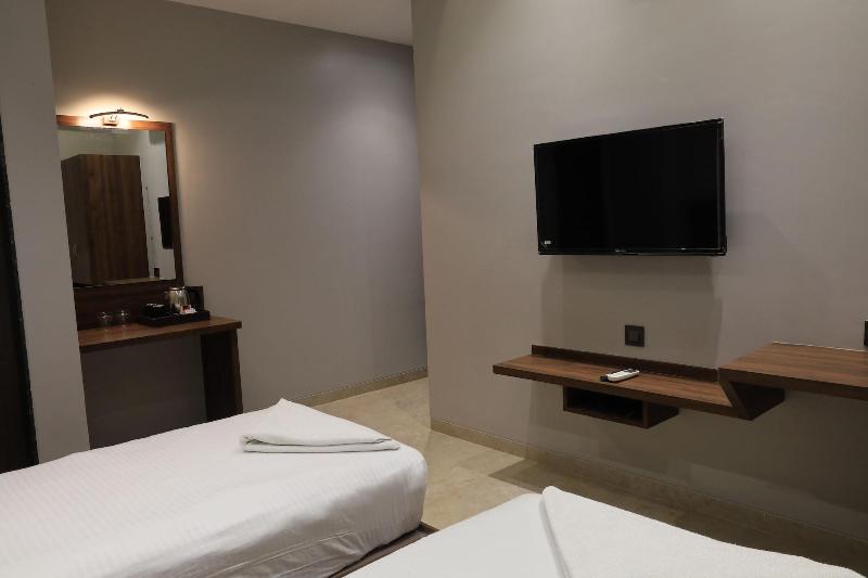 Staybird - Fortune House Business Hotel image