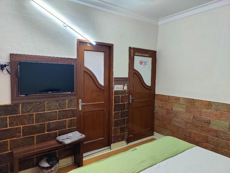 Harish Guest House -railway Station Road image