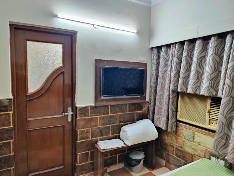 Harish Guest House -railway Station Road image