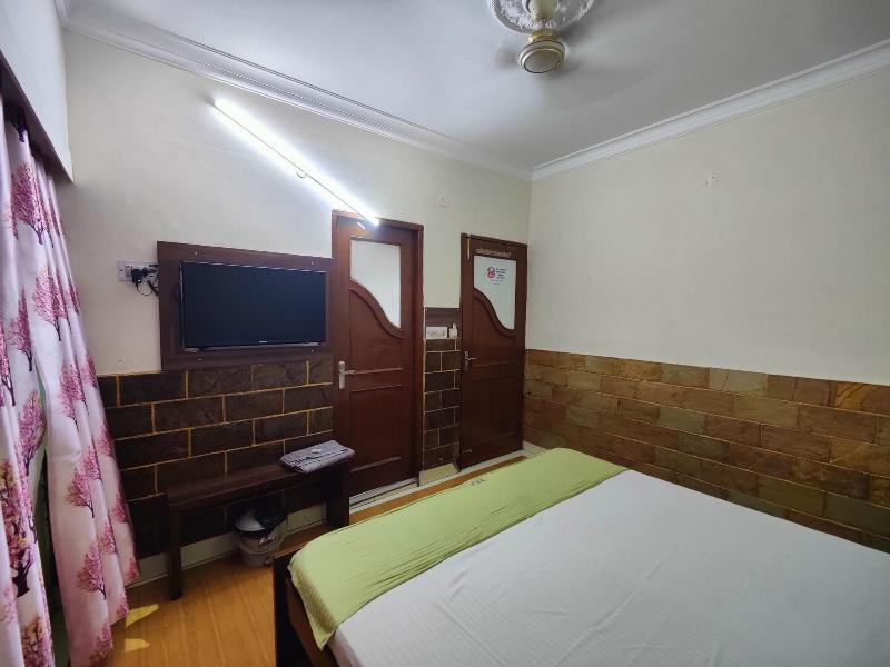 Harish Guest House -railway Station Road image