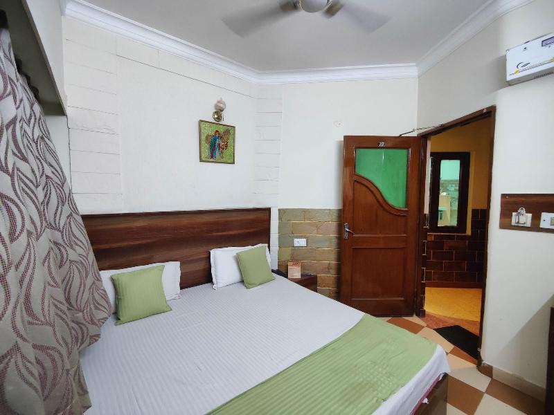 Harish Guest House -railway Station Road image
