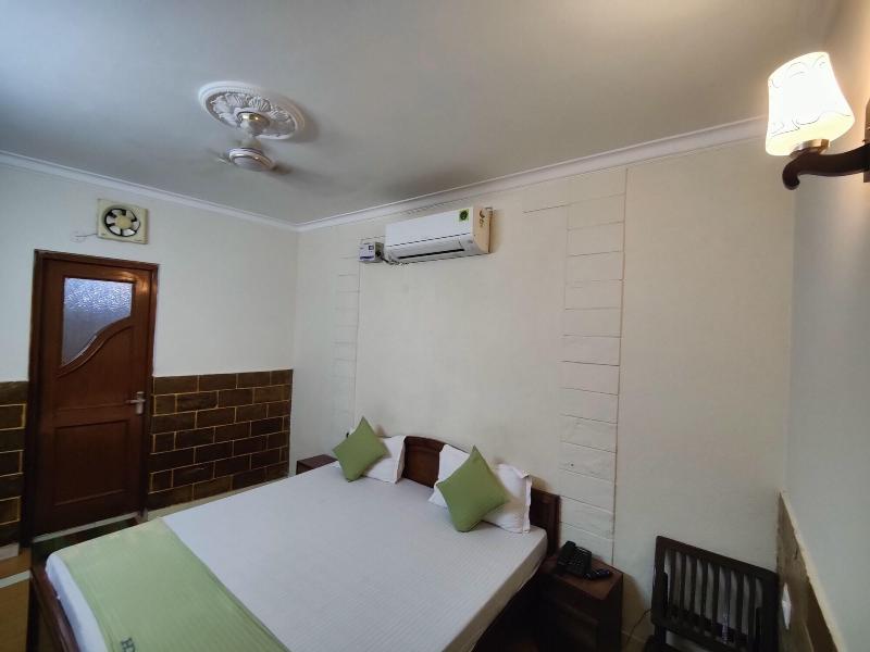 Harish Guest House -railway Station Road image