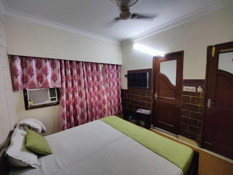 Harish Guest House -railway Station Road image