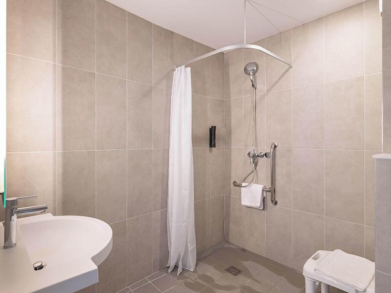 B&B HOTEL Massieux Genay image