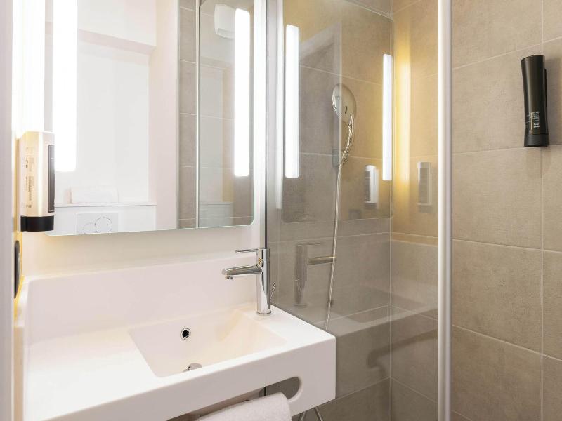 B&B HOTEL Massieux Genay image