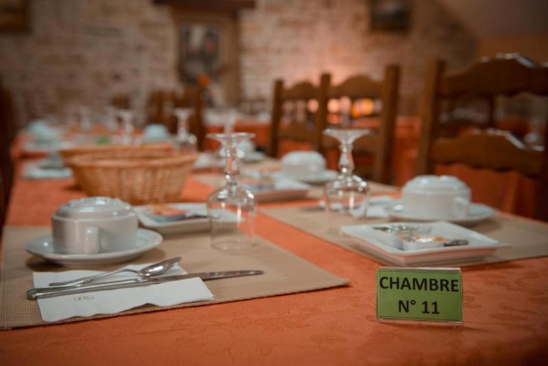 Logis Hotel La Croix Verte Le Relais Des Moulins image