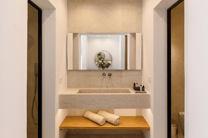 Omna Caldera Suites image