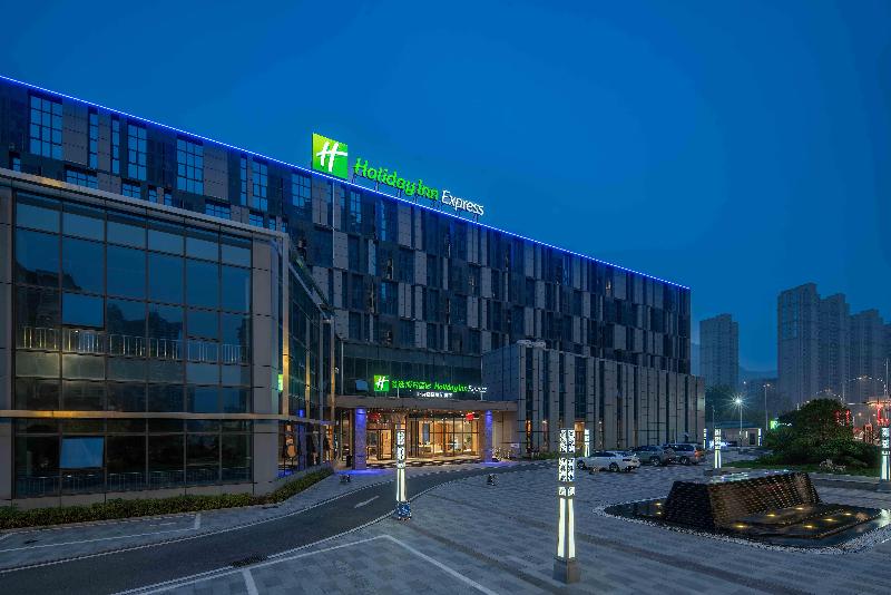Holiday Inn Express Huangshi Cihu Lake image