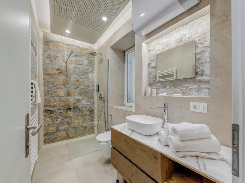 Inmotion Luxury Rooms image