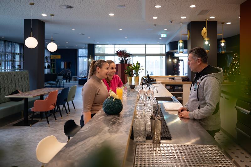 Bar & Lounge