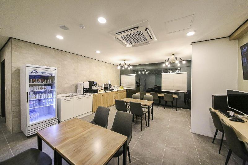 Arden Hotel image