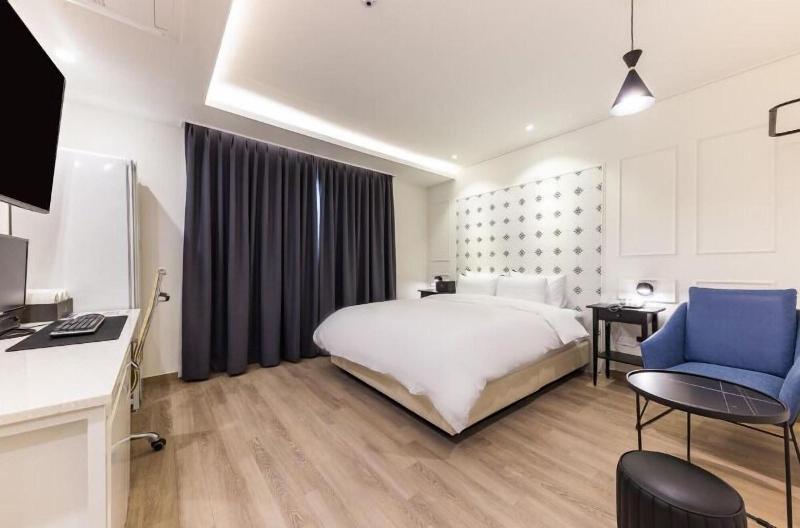 Arden Hotel image