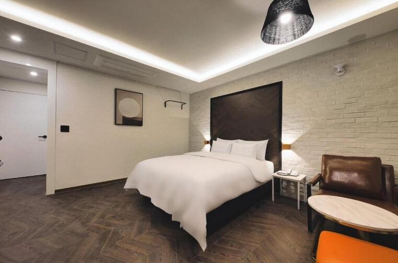 Arden Hotel image