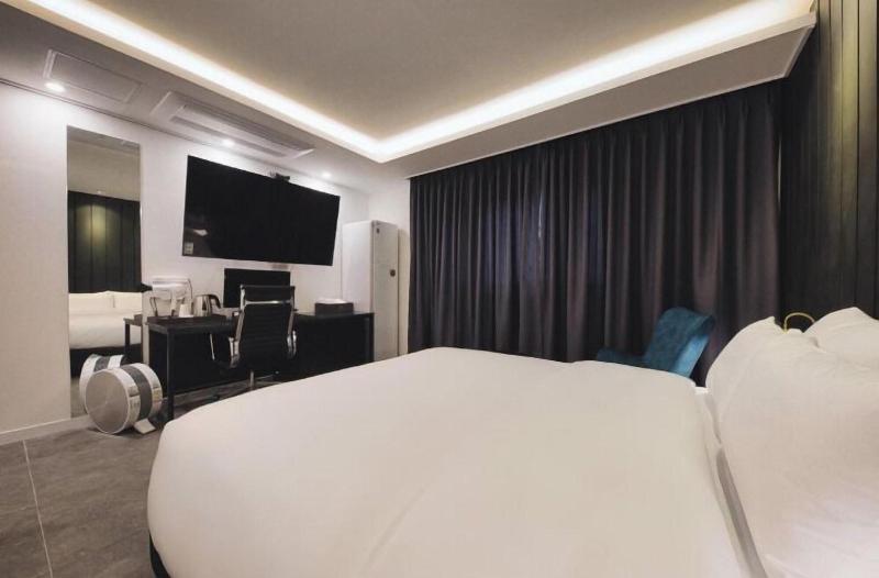 Arden Hotel image