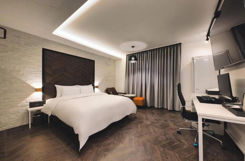 Arden Hotel image