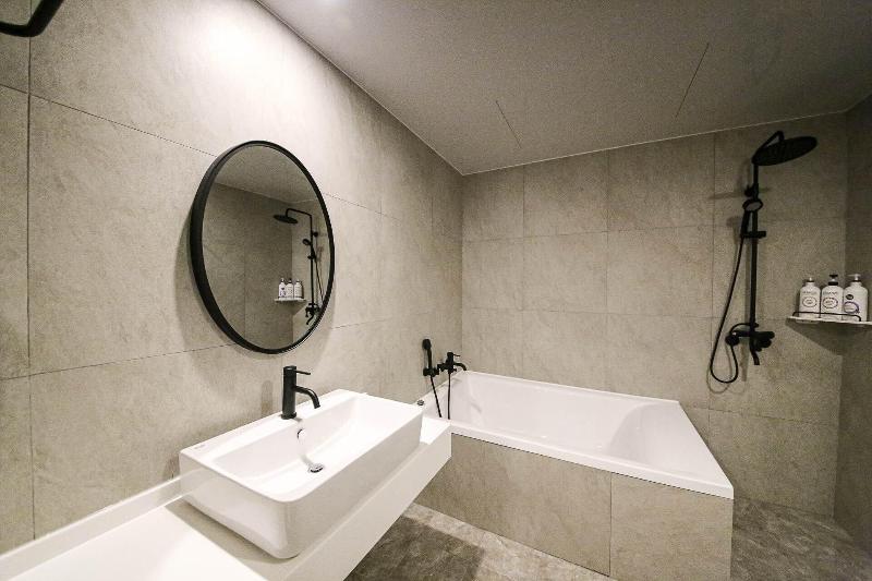 Arden Hotel image