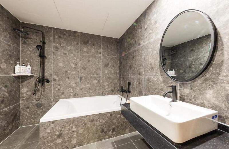 Arden Hotel image