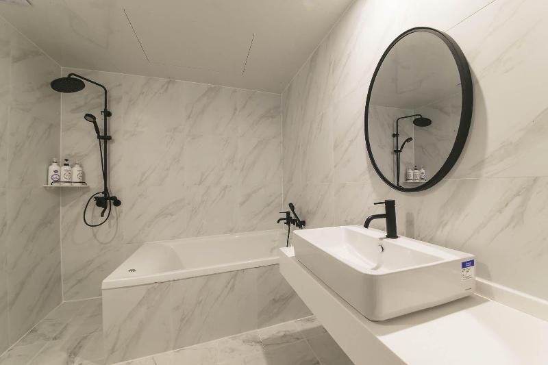 Arden Hotel image