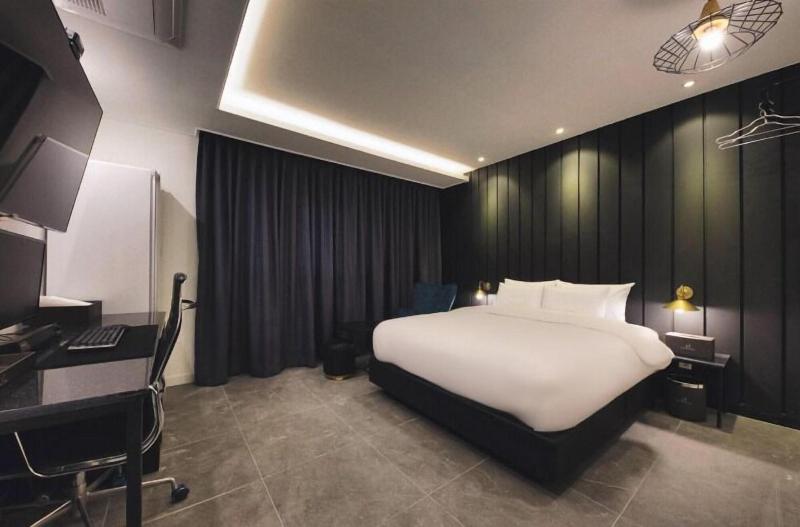 Arden Hotel image