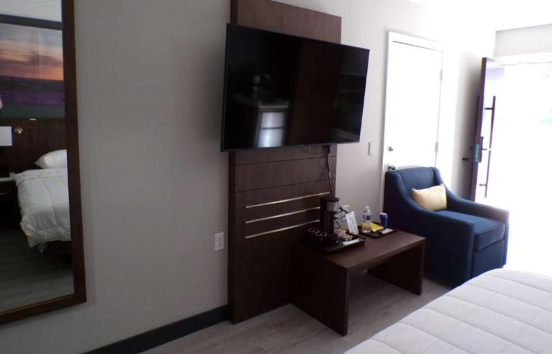 Luxor Inn & Suites A Travelodge By Wyndham image