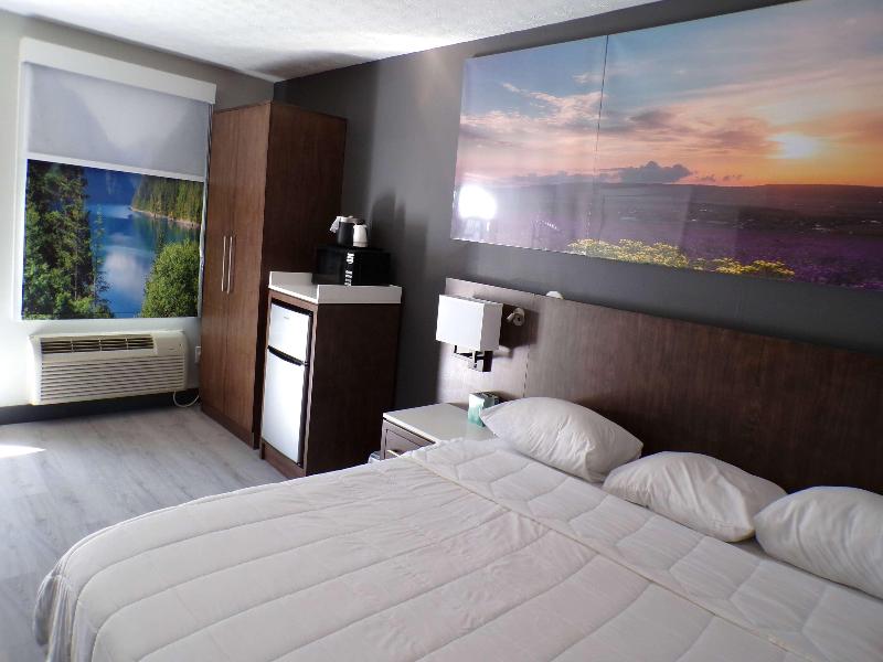 Luxor Inn & Suites A Travelodge By Wyndham image