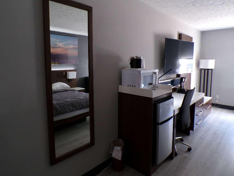 Luxor Inn & Suites A Travelodge By Wyndham image