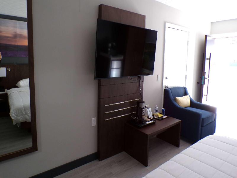 Luxor Inn & Suites A Travelodge By Wyndham image