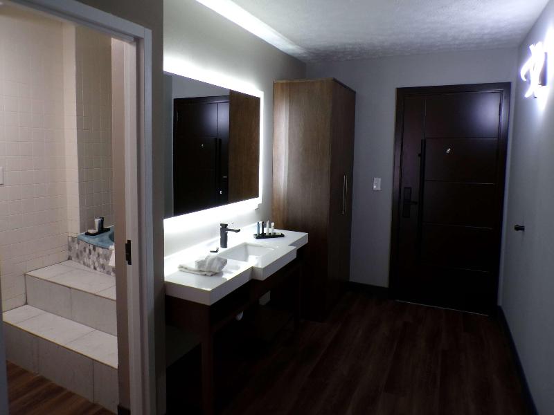 Luxor Inn & Suites A Travelodge By Wyndham image