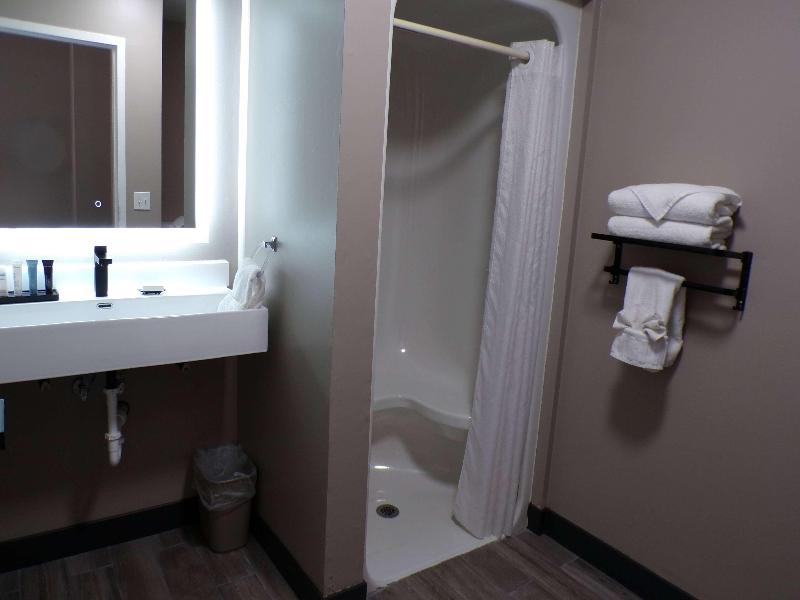 Luxor Inn & Suites A Travelodge By Wyndham image
