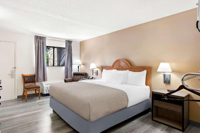 Quality Inn Middleburg Heights Cleveland Airport image