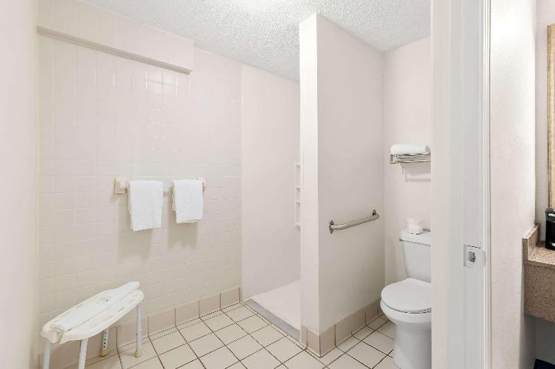 Quality Inn Middleburg Heights Cleveland Airport image