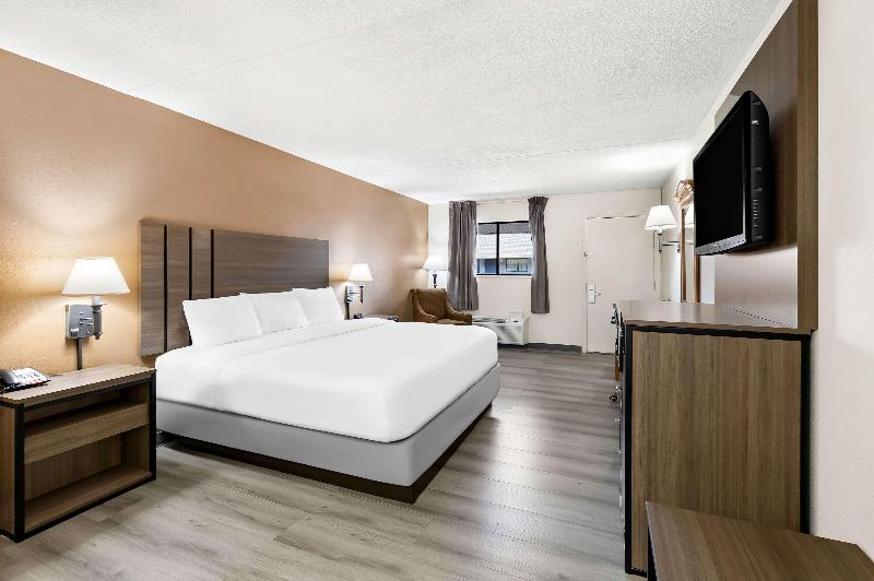 Quality Inn Middleburg Heights Cleveland Airport image