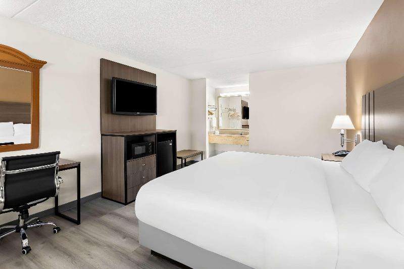 Quality Inn Middleburg Heights Cleveland Airport image