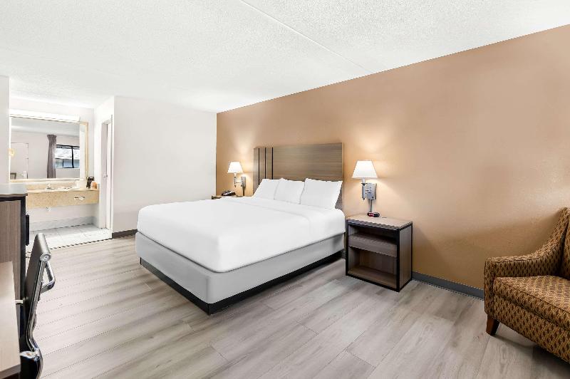 Quality Inn Middleburg Heights Cleveland Airport image