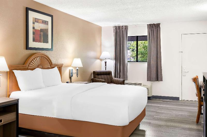 Quality Inn Middleburg Heights Cleveland Airport image