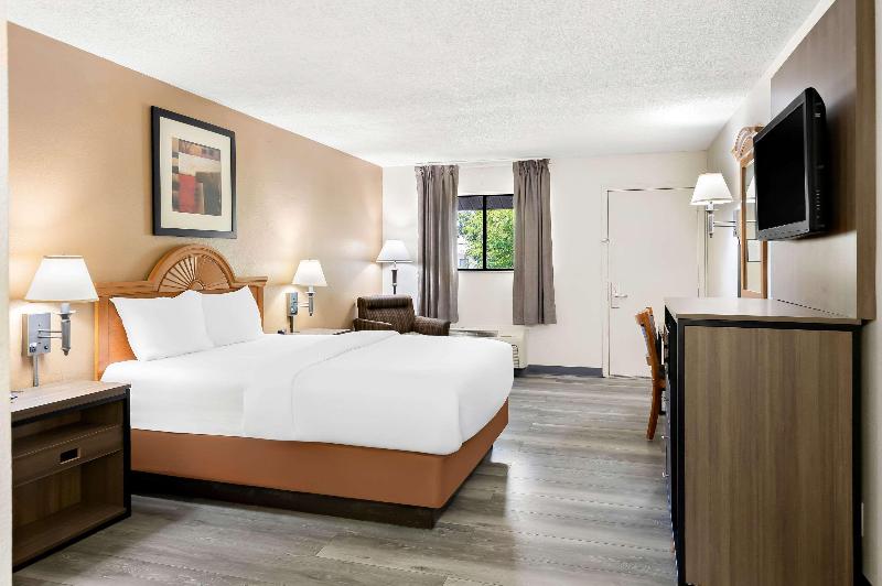 Quality Inn Middleburg Heights Cleveland Airport image