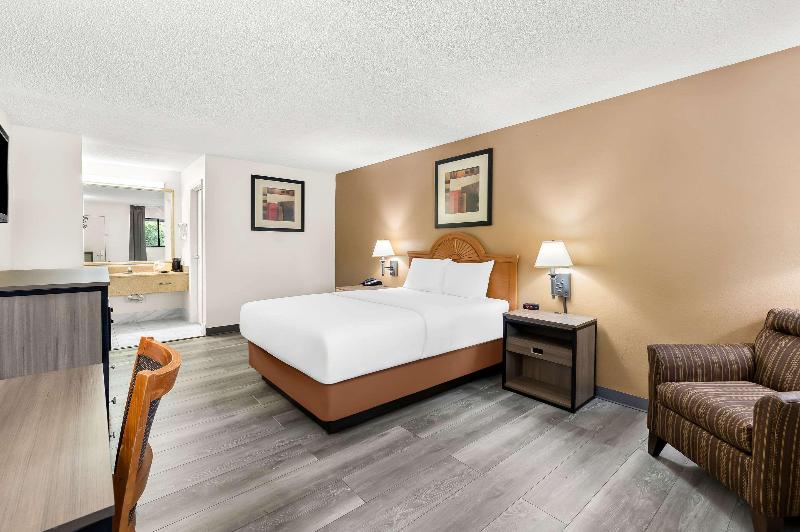 Quality Inn Middleburg Heights Cleveland Airport image