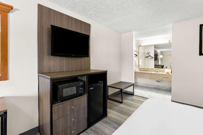 Quality Inn Middleburg Heights Cleveland Airport image